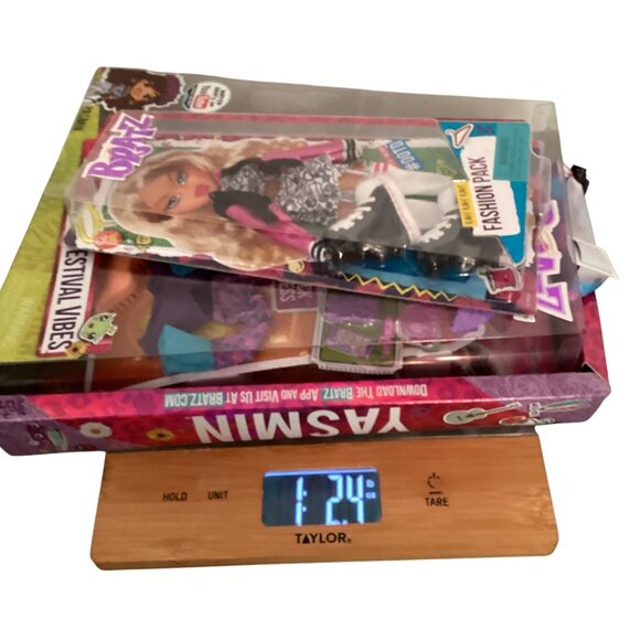 Bratz Doll Set Includes Yasmin Music Festival Vibes & Fashion Pack Accessories - Picture 10 of 10